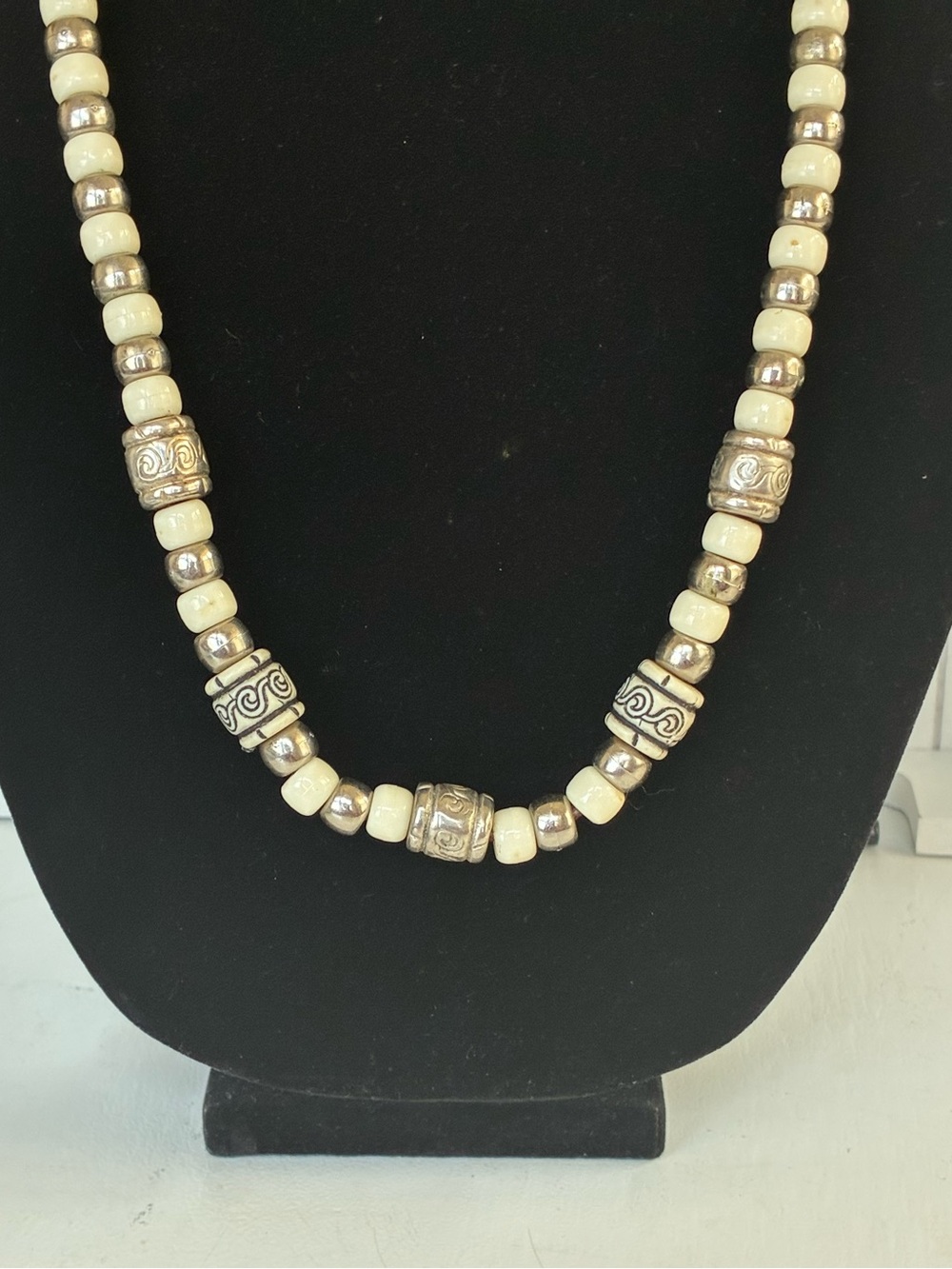 Source Unknown Cream and Silver Decorative Beaded Necklace
